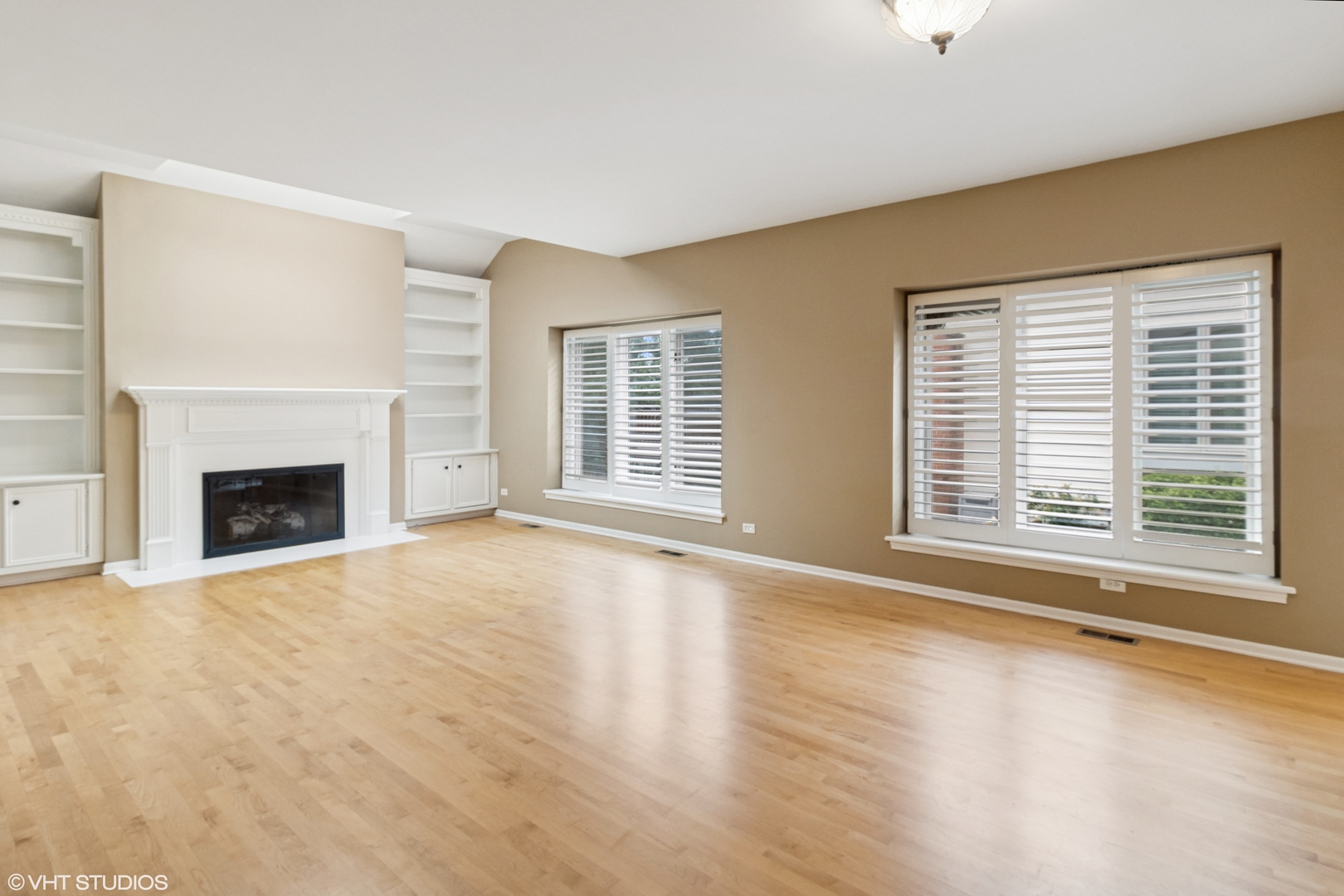 2086 Hallmark Court, Wheaton, IL 60187