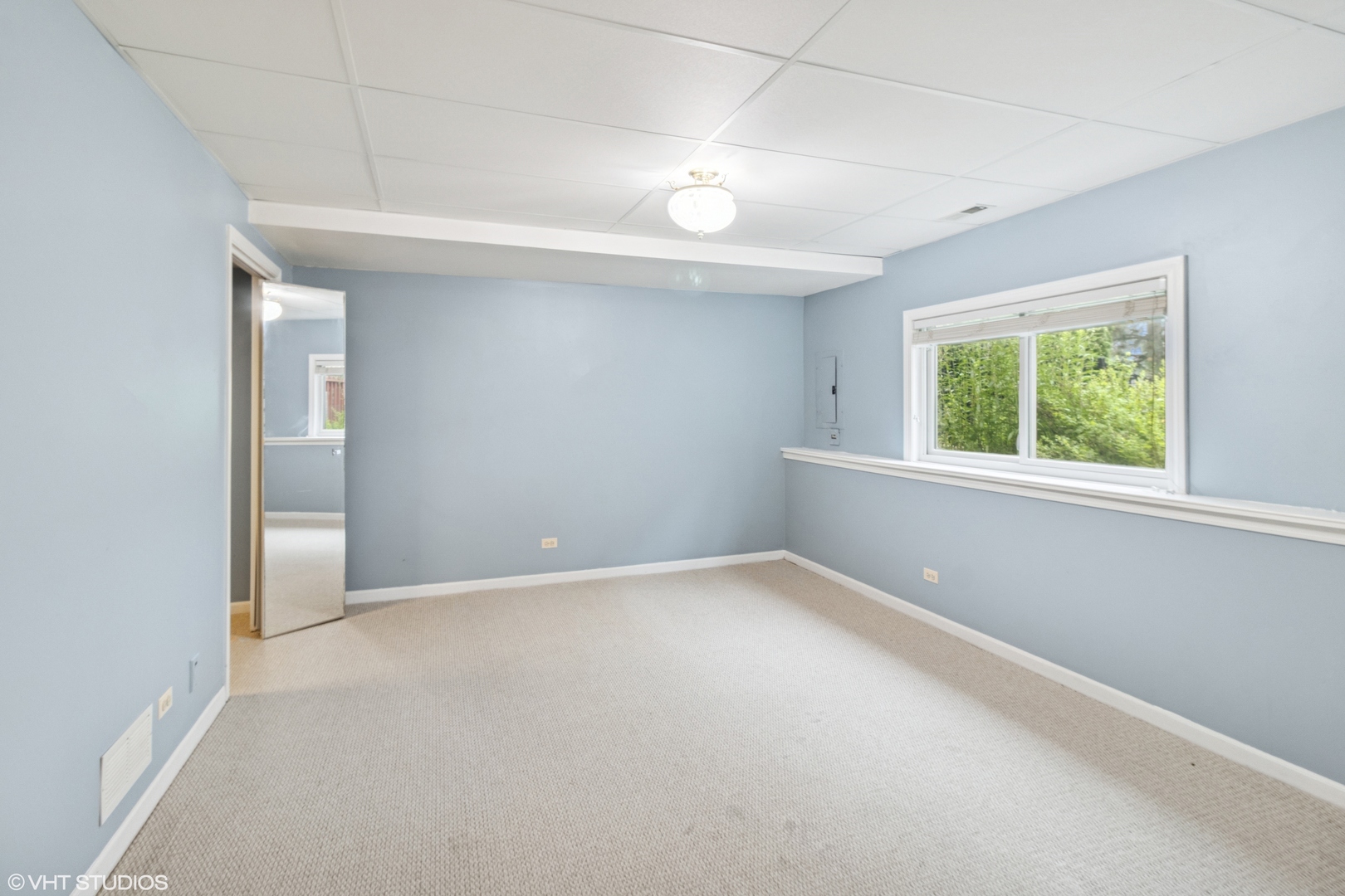 2086 Hallmark Court, Wheaton, IL 60187
