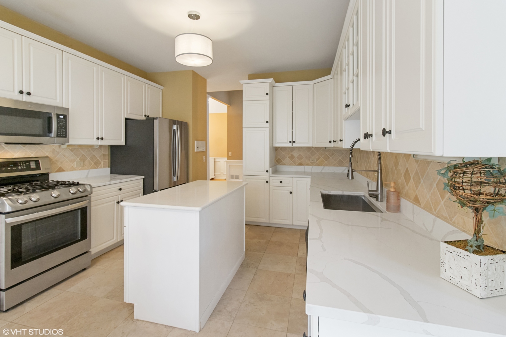 2086 Hallmark Court, Wheaton, IL 60187