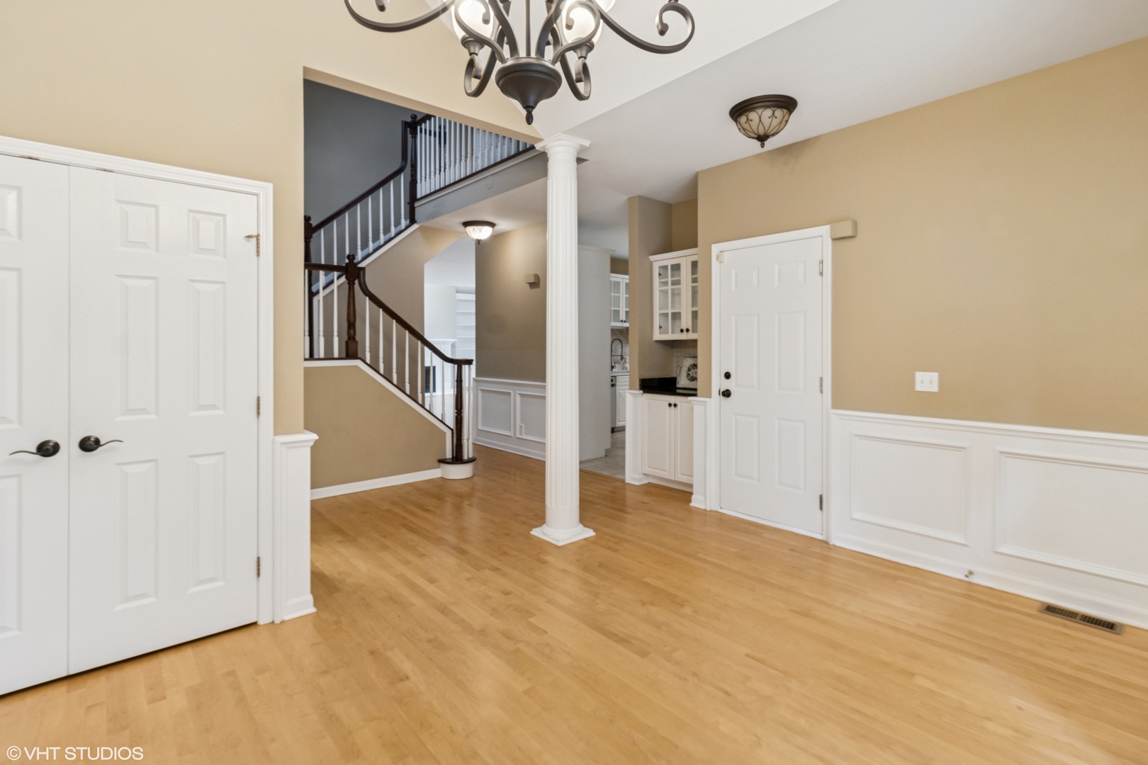 2086 Hallmark Court, Wheaton, IL 60187