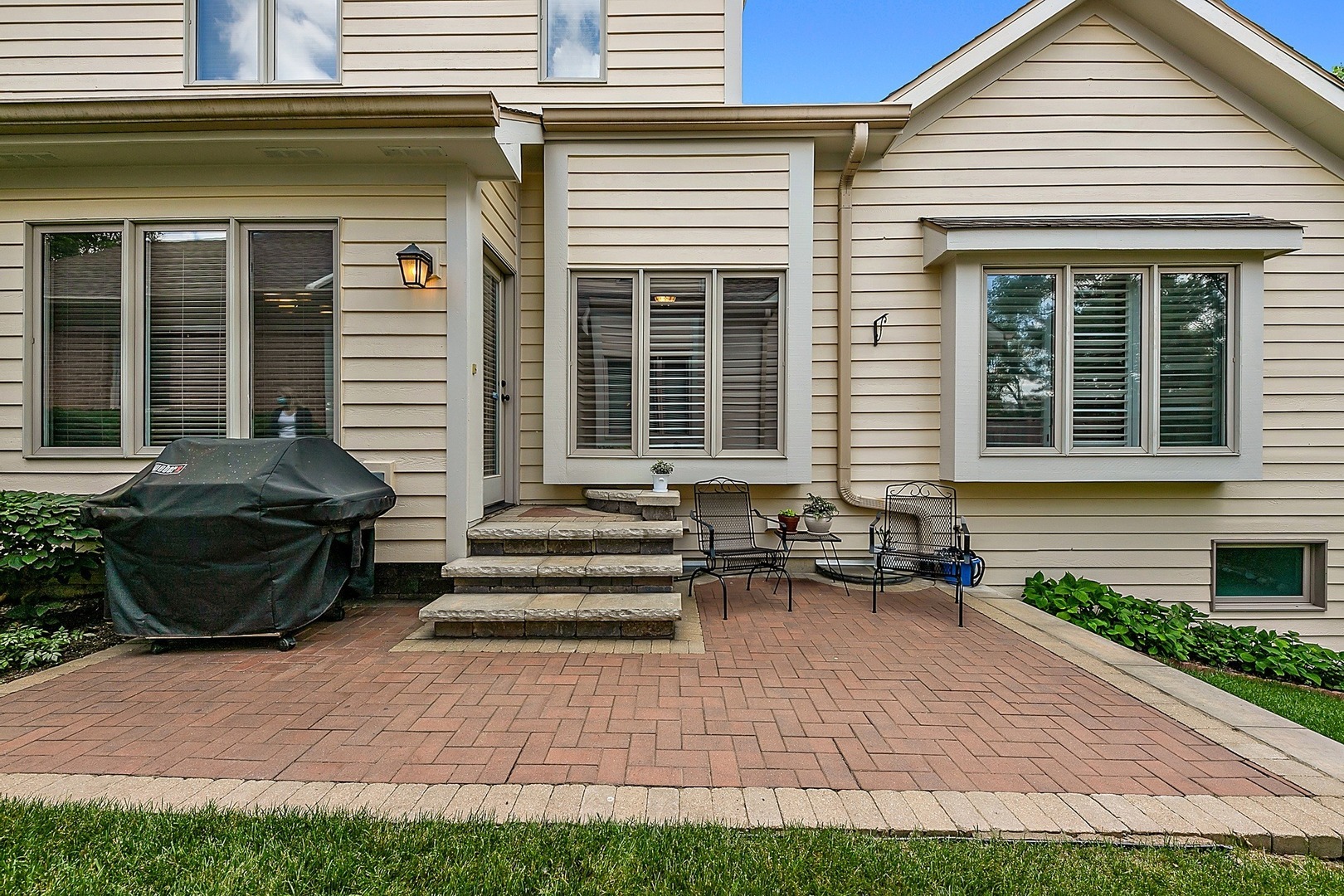 2086 Hallmark Court, Wheaton, IL 60187