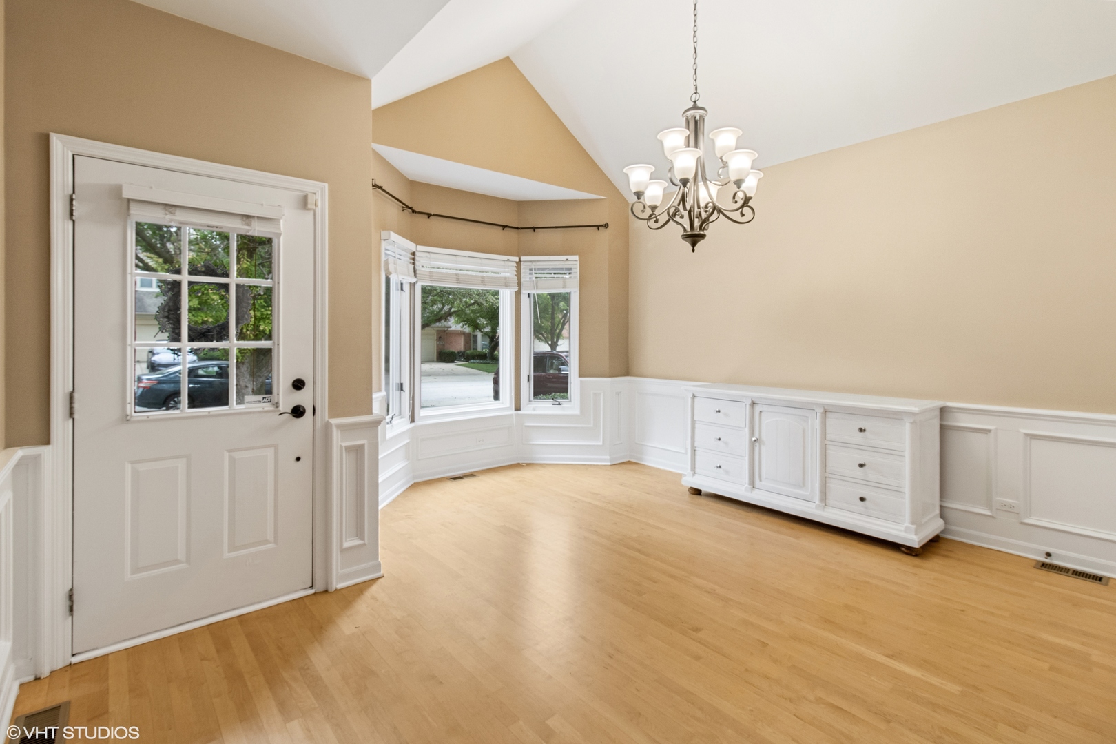 2086 Hallmark Court, Wheaton, IL 60187