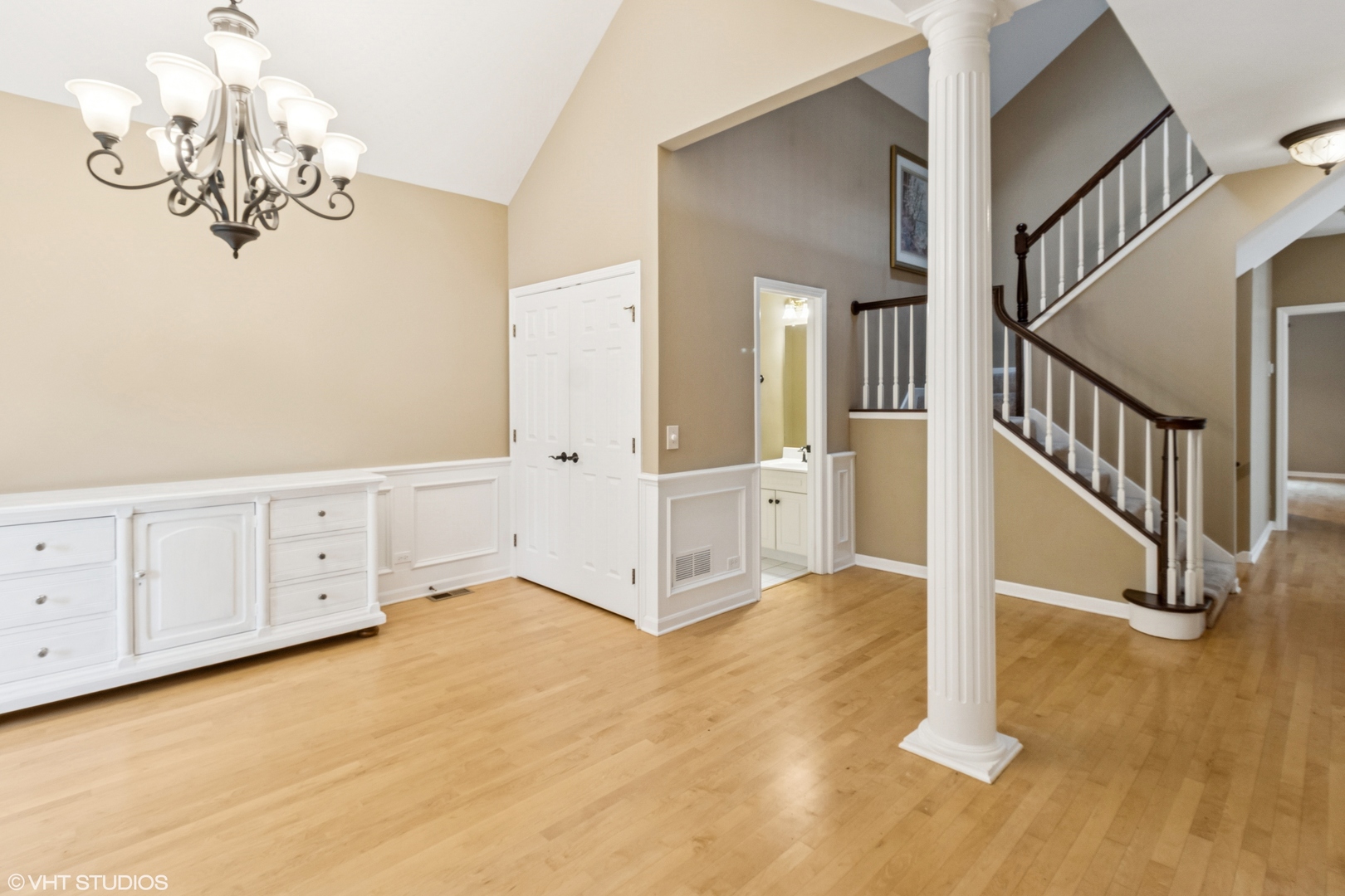 2086 Hallmark Court, Wheaton, IL 60187