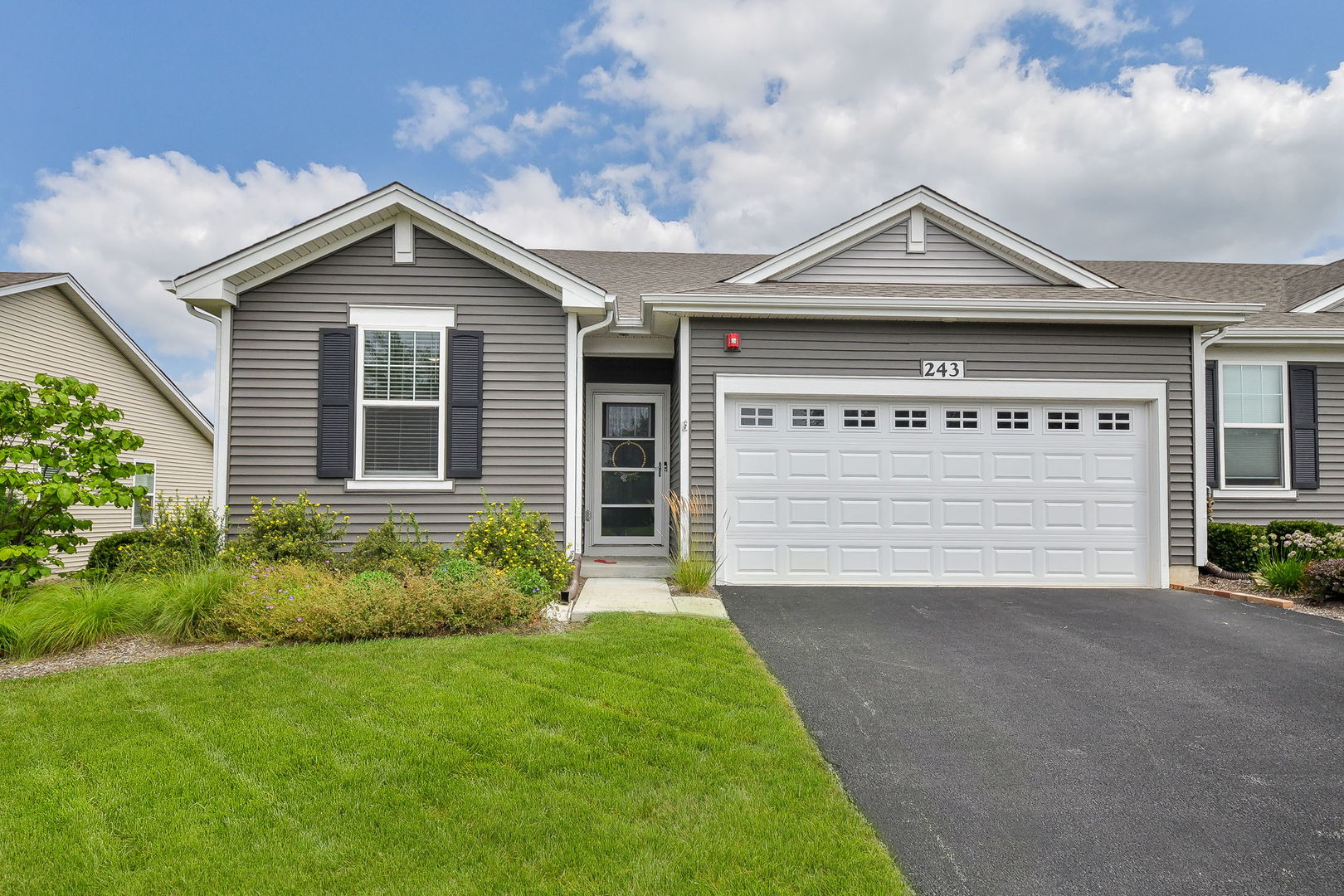 243 Sussex Lane, North Aurora, IL 60542