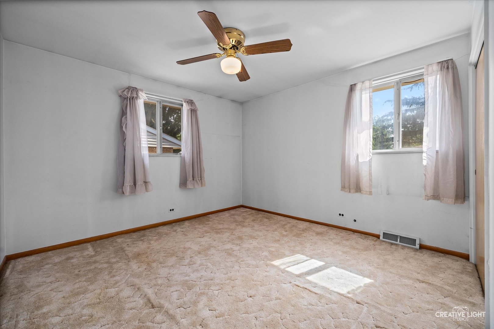 523 S Clarendon Avenue, Addison, IL 60101