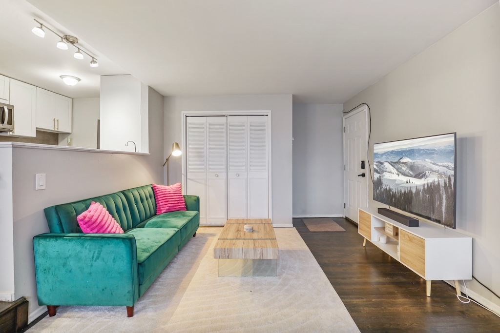 4976 N Milwaukee Avenue #101, Chicago, IL 60630