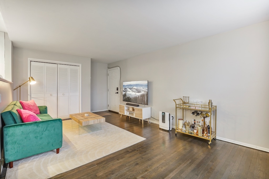 4976 N Milwaukee Avenue #101, Chicago, IL 60630