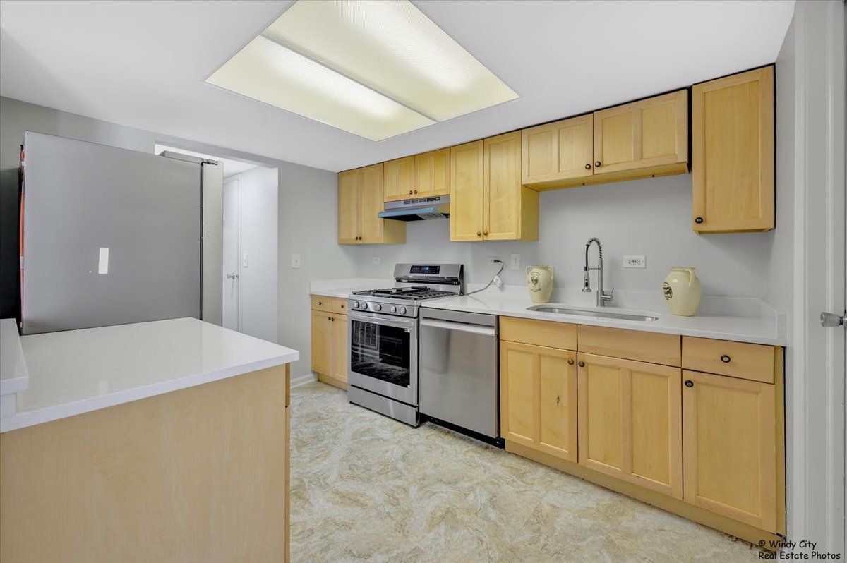 936 Cardiff Court, Schaumburg, IL 60194