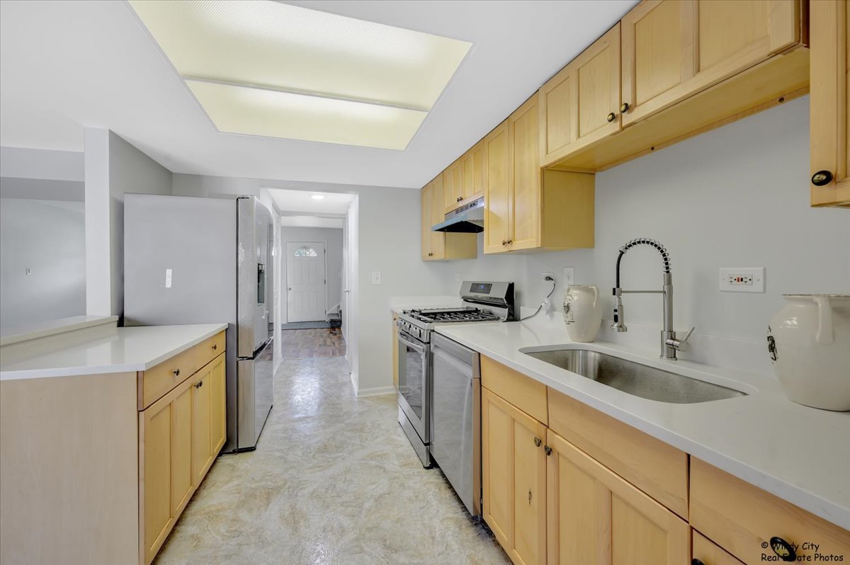936 Cardiff Court, Schaumburg, IL 60194