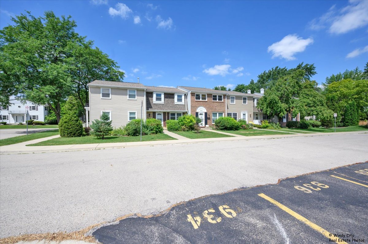 936 Cardiff Court, Schaumburg, IL 60194