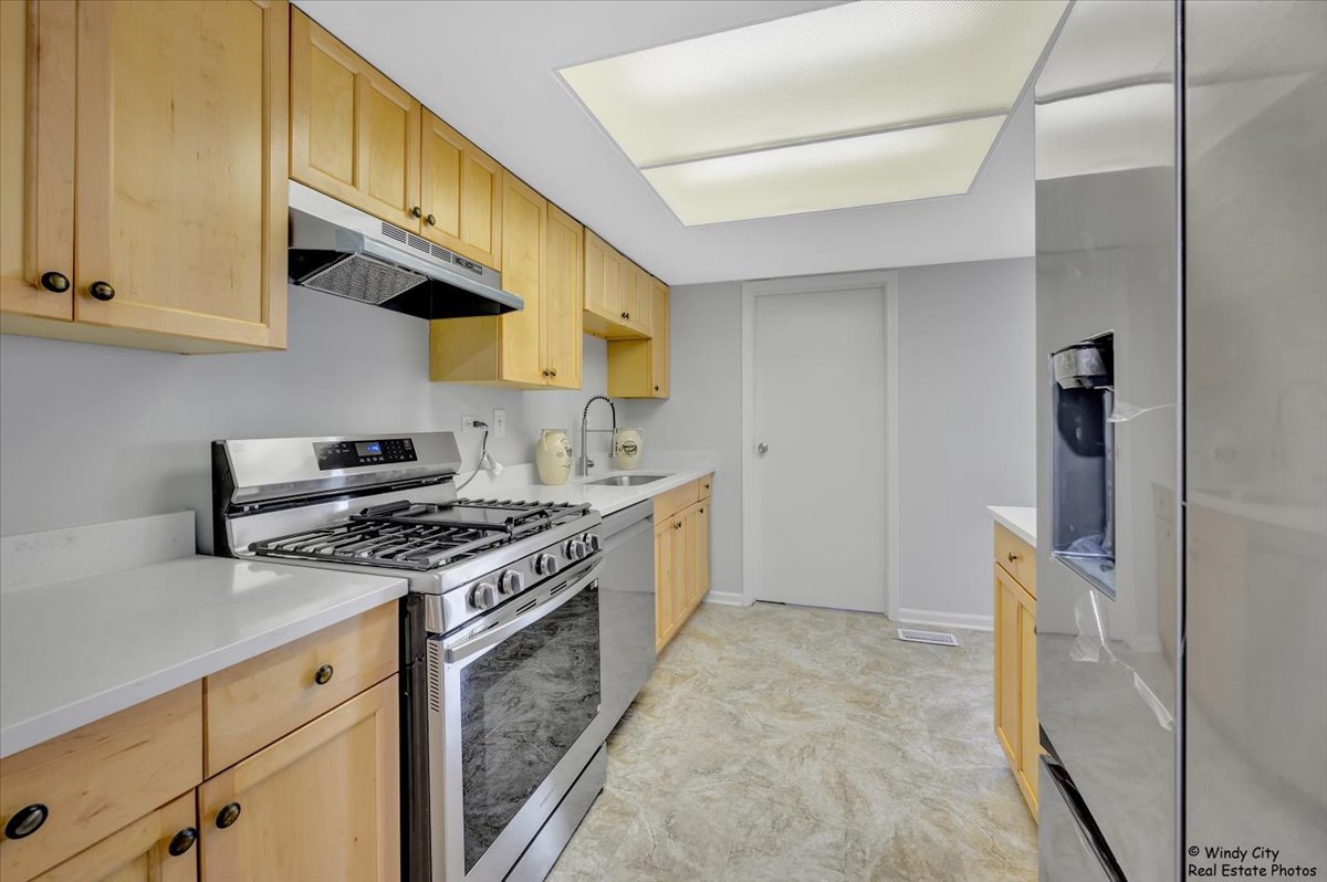 936 Cardiff Court, Schaumburg, IL 60194