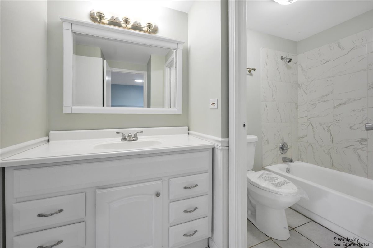 936 Cardiff Court, Schaumburg, IL 60194