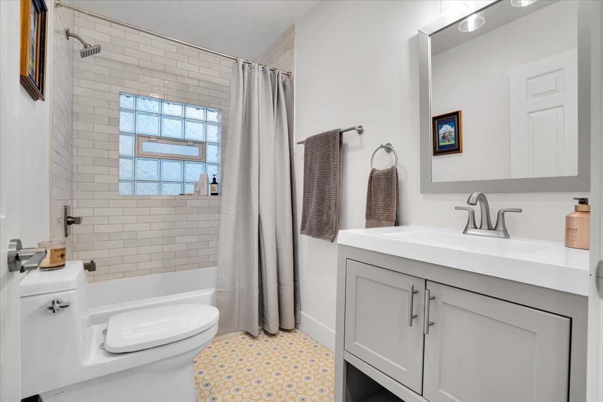 3033 N Seminary Avenue, Chicago, IL 60657