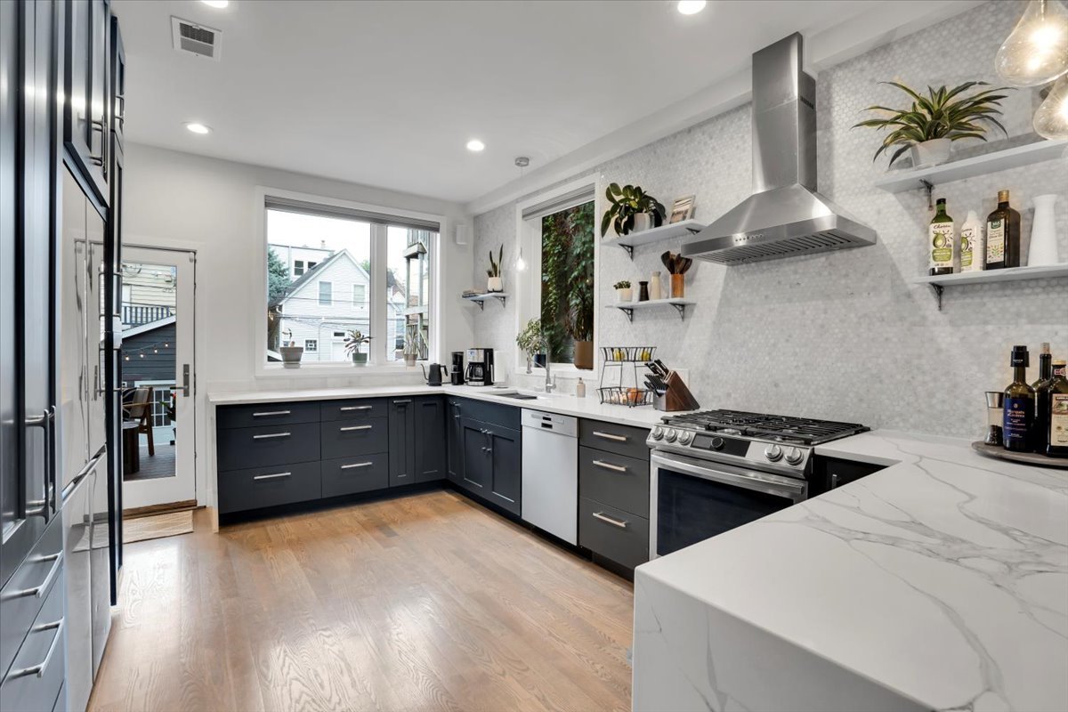 3033 N Seminary Avenue, Chicago, IL 60657