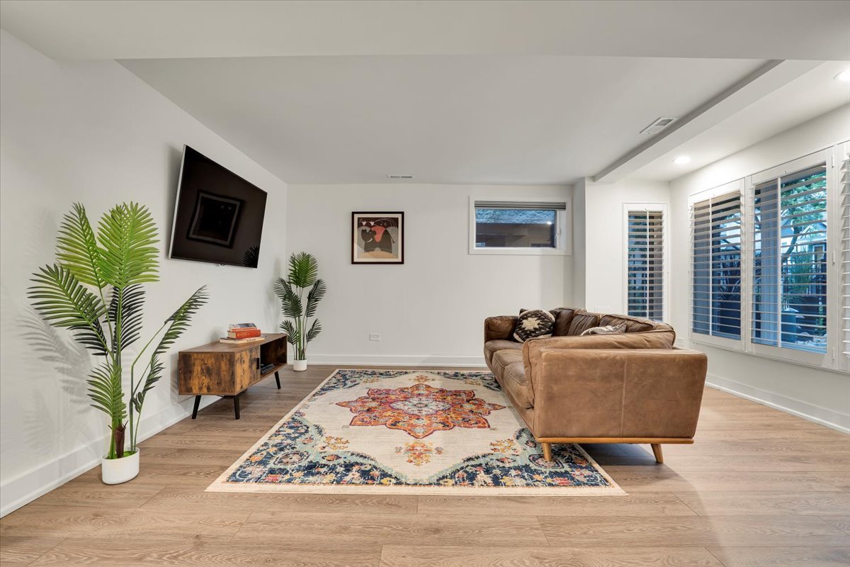 3033 N Seminary Avenue, Chicago, IL 60657