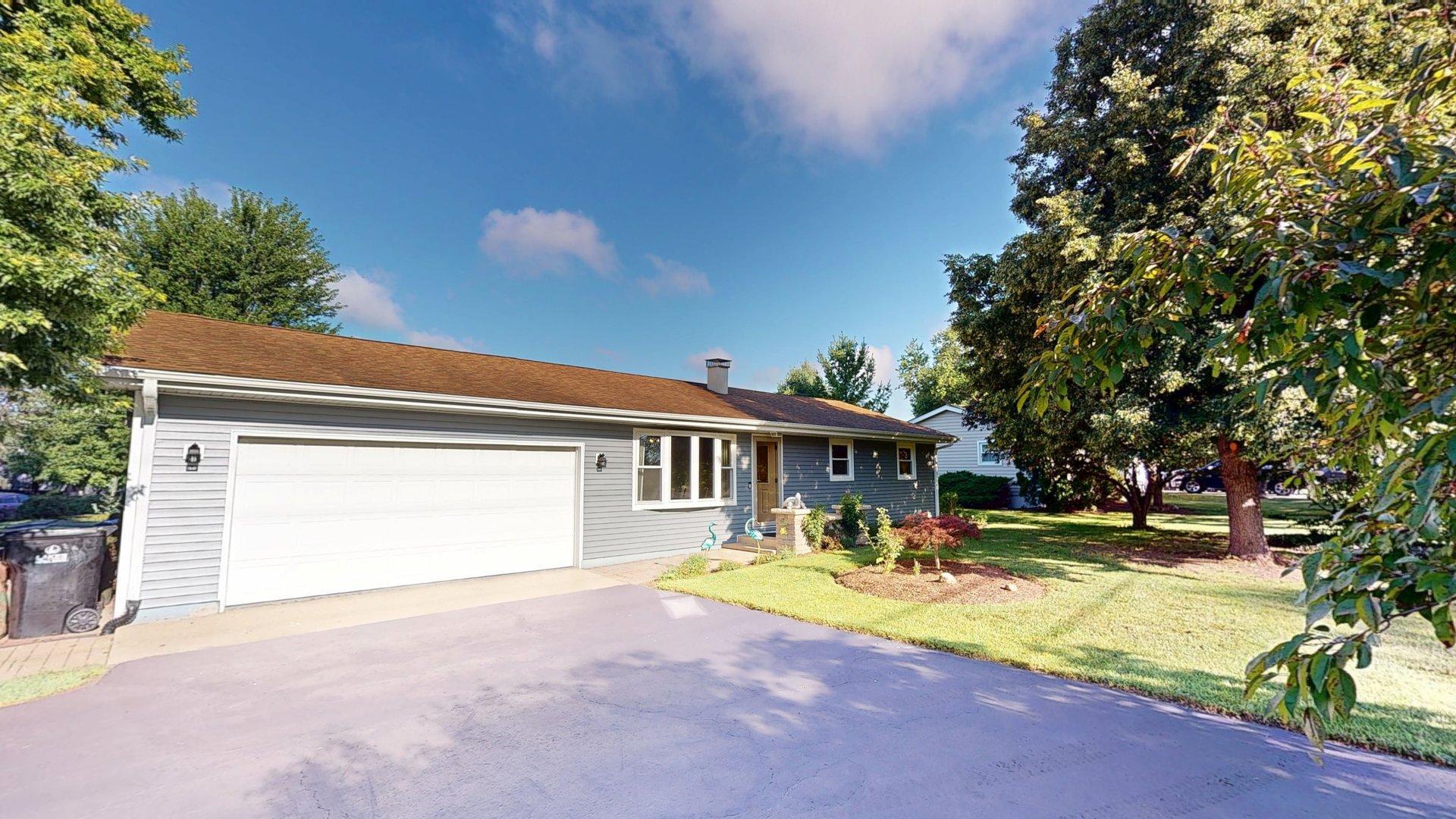 1305 N Chapel Hill Road, McHenry, IL 60051