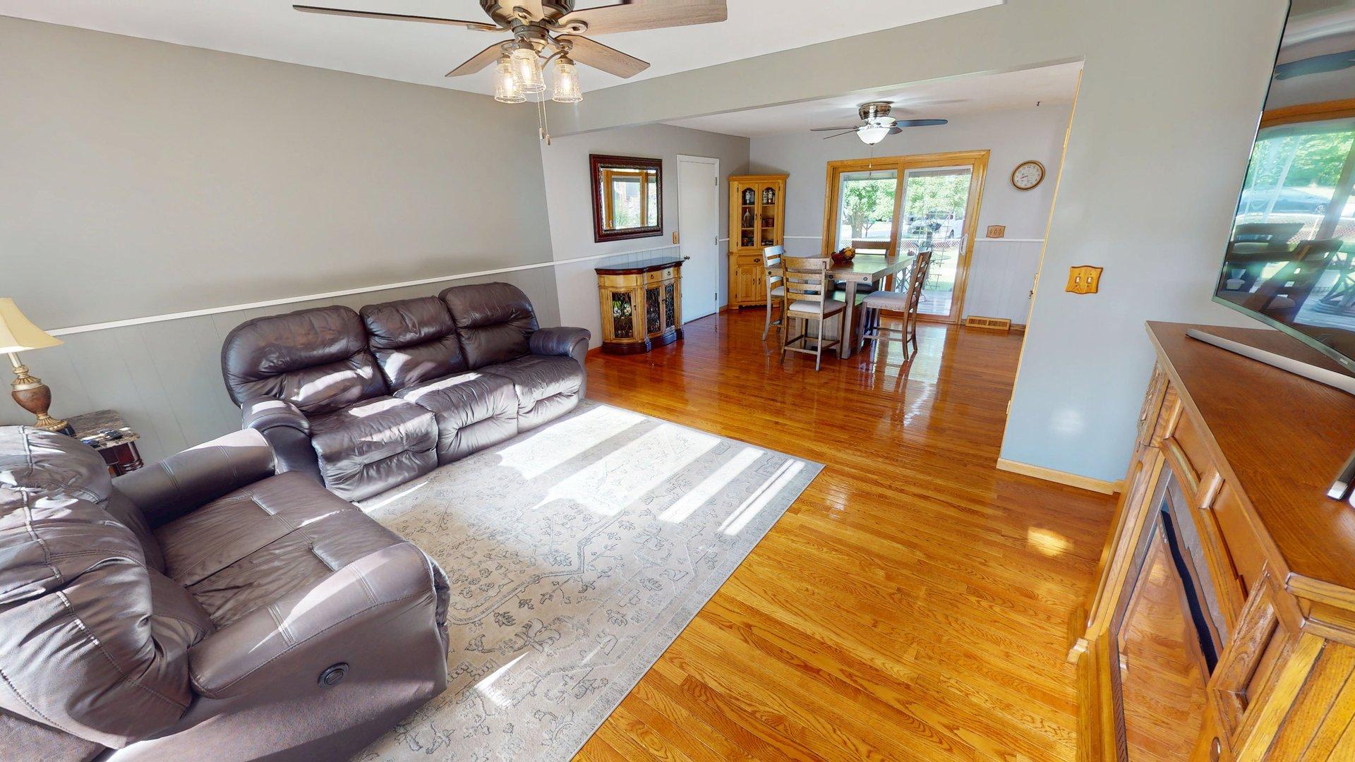 1305 N Chapel Hill Road, McHenry, IL 60051