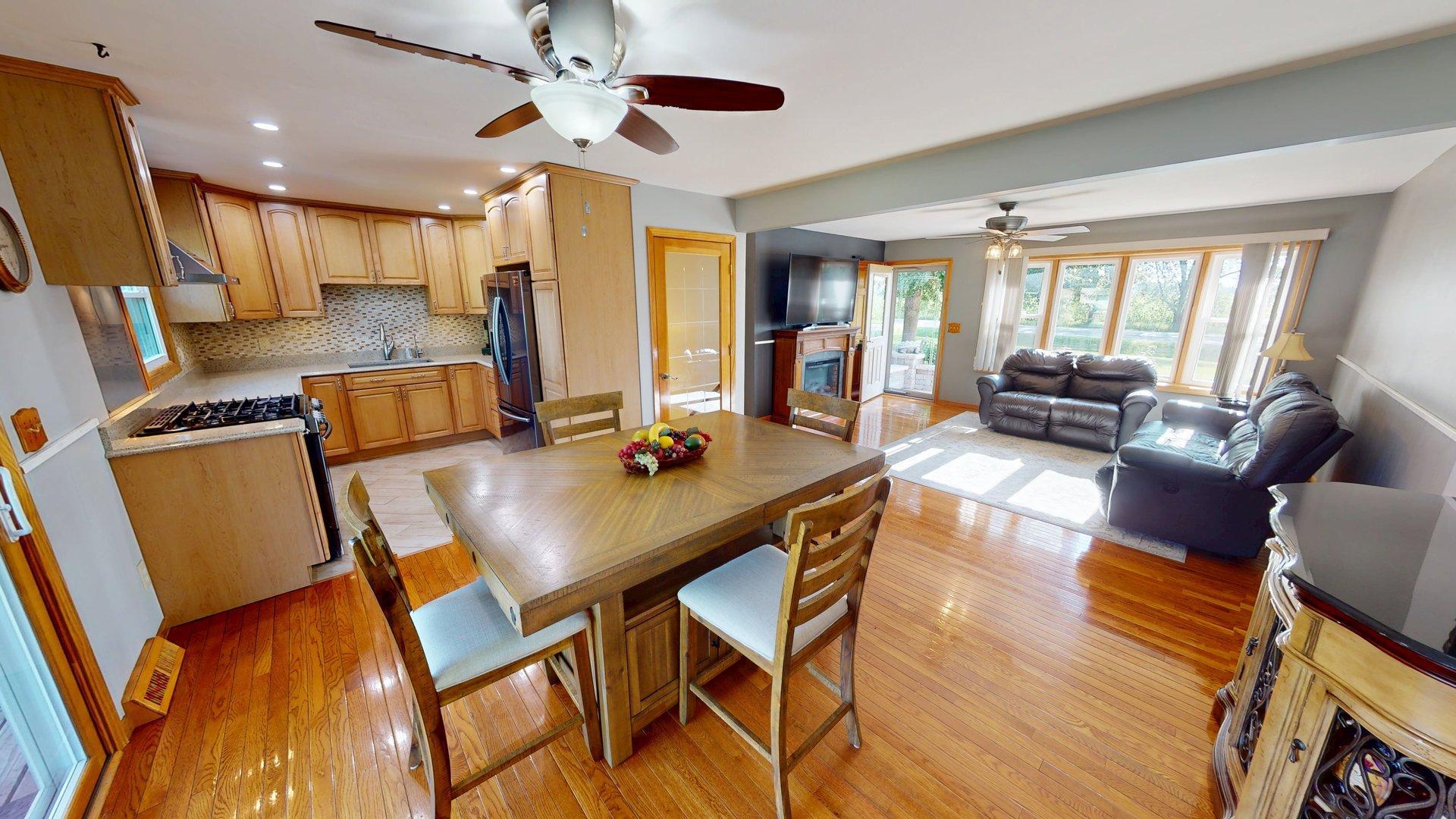 1305 N Chapel Hill Road, McHenry, IL 60051