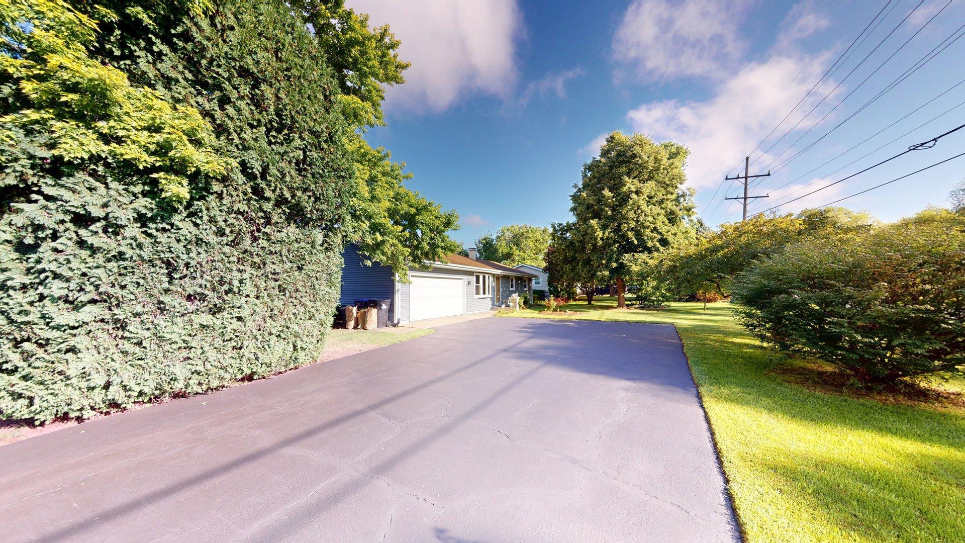 1305 N Chapel Hill Road, McHenry, IL 60051