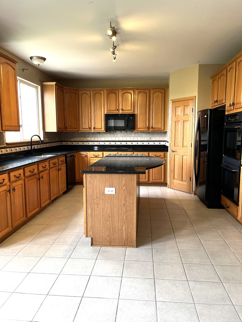 725 Kelley Drive, North Aurora, IL 60542