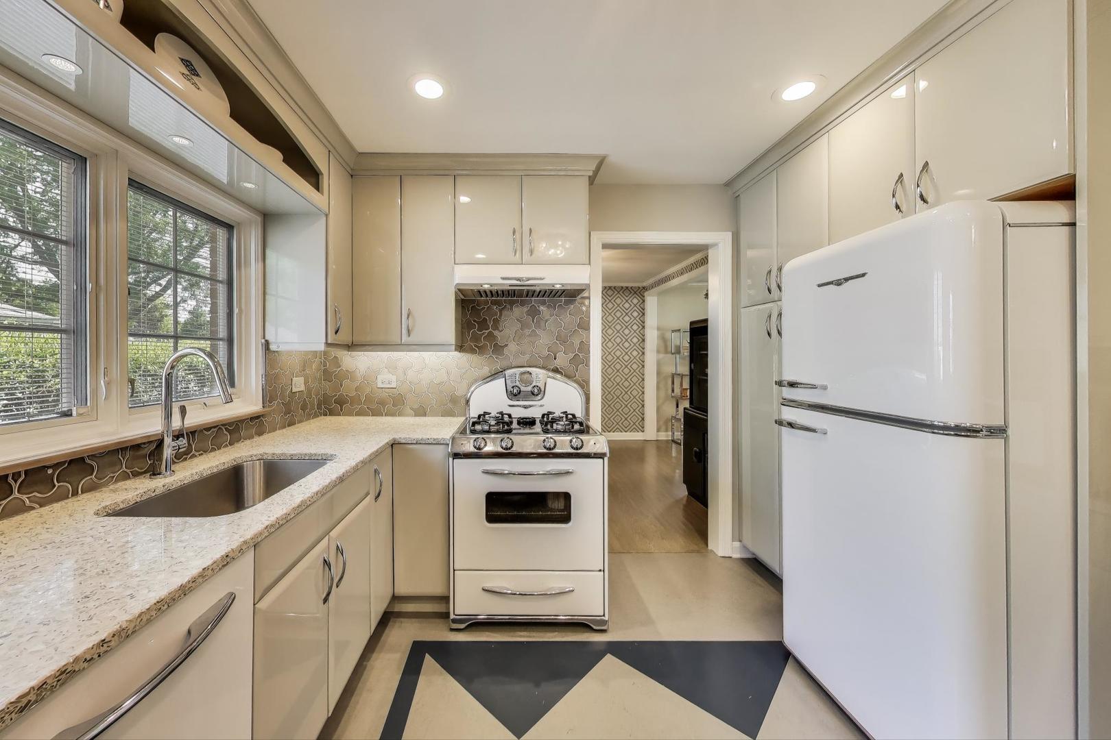 700 E Busse Avenue, Mount Prospect, IL 60056