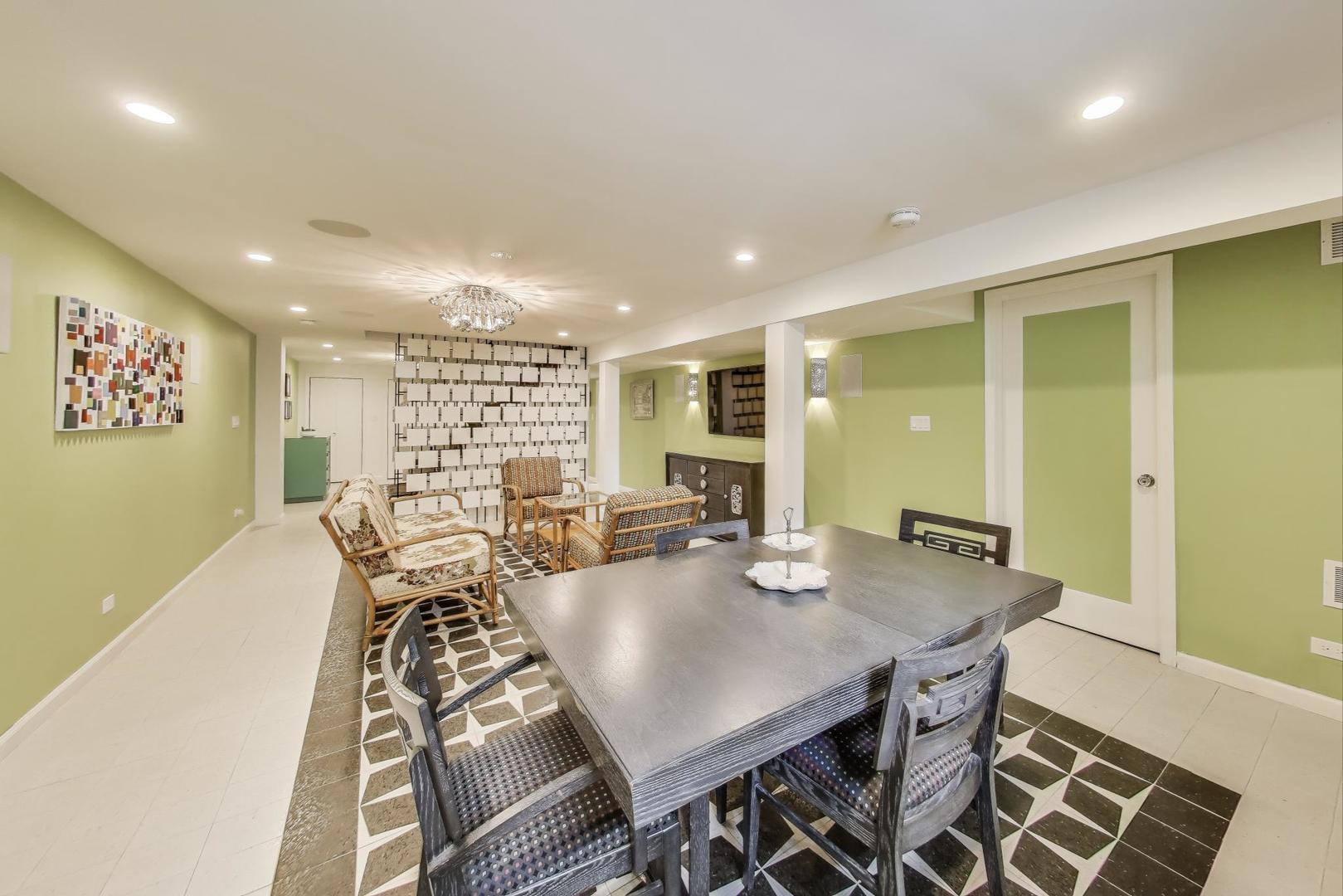 700 E Busse Avenue, Mount Prospect, IL 60056