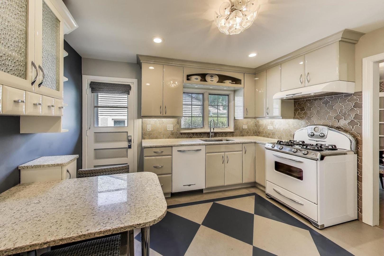 700 E Busse Avenue, Mount Prospect, IL 60056
