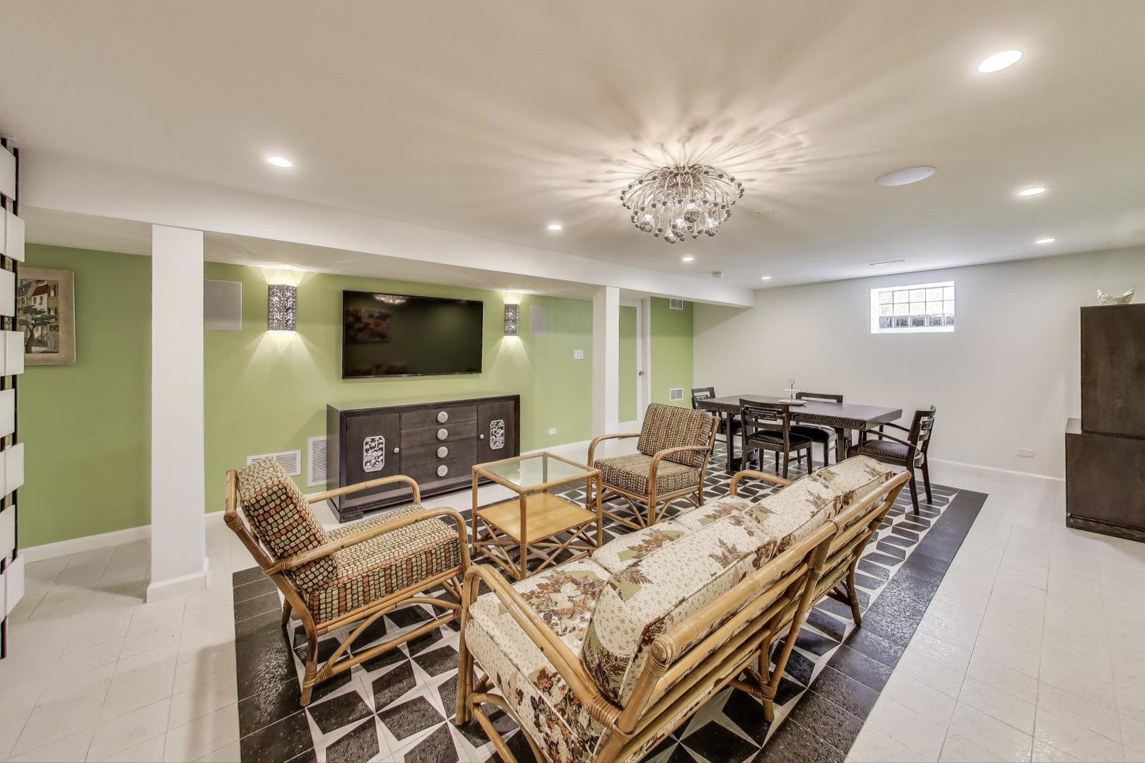 700 E Busse Avenue, Mount Prospect, IL 60056