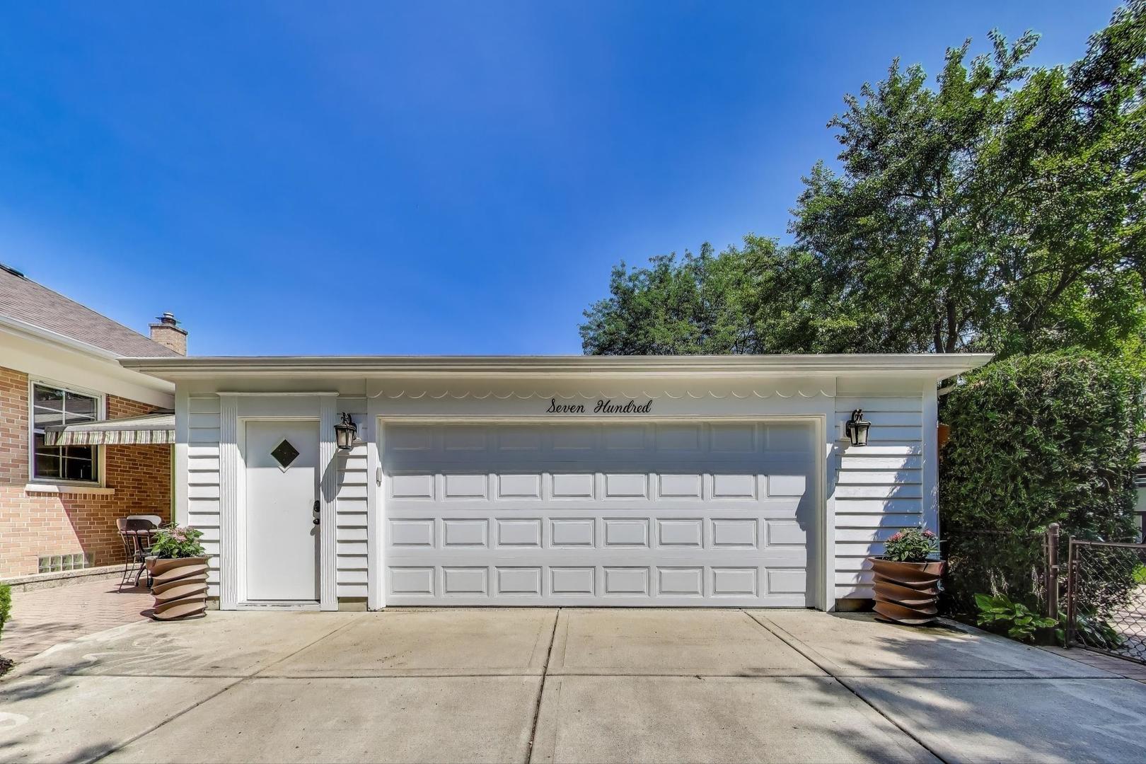 700 E Busse Avenue, Mount Prospect, IL 60056