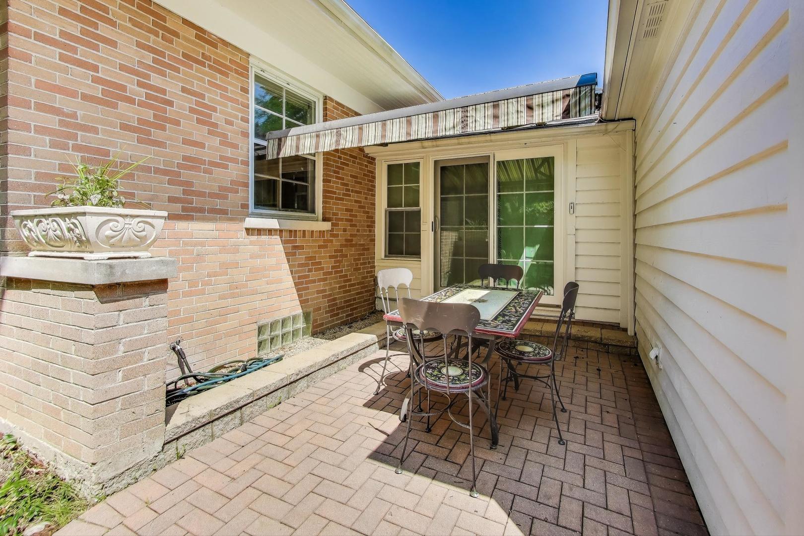 700 E Busse Avenue, Mount Prospect, IL 60056