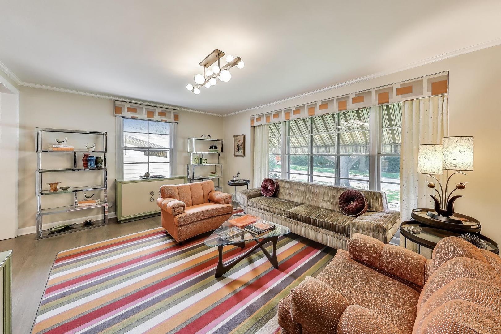 700 E Busse Avenue, Mount Prospect, IL 60056