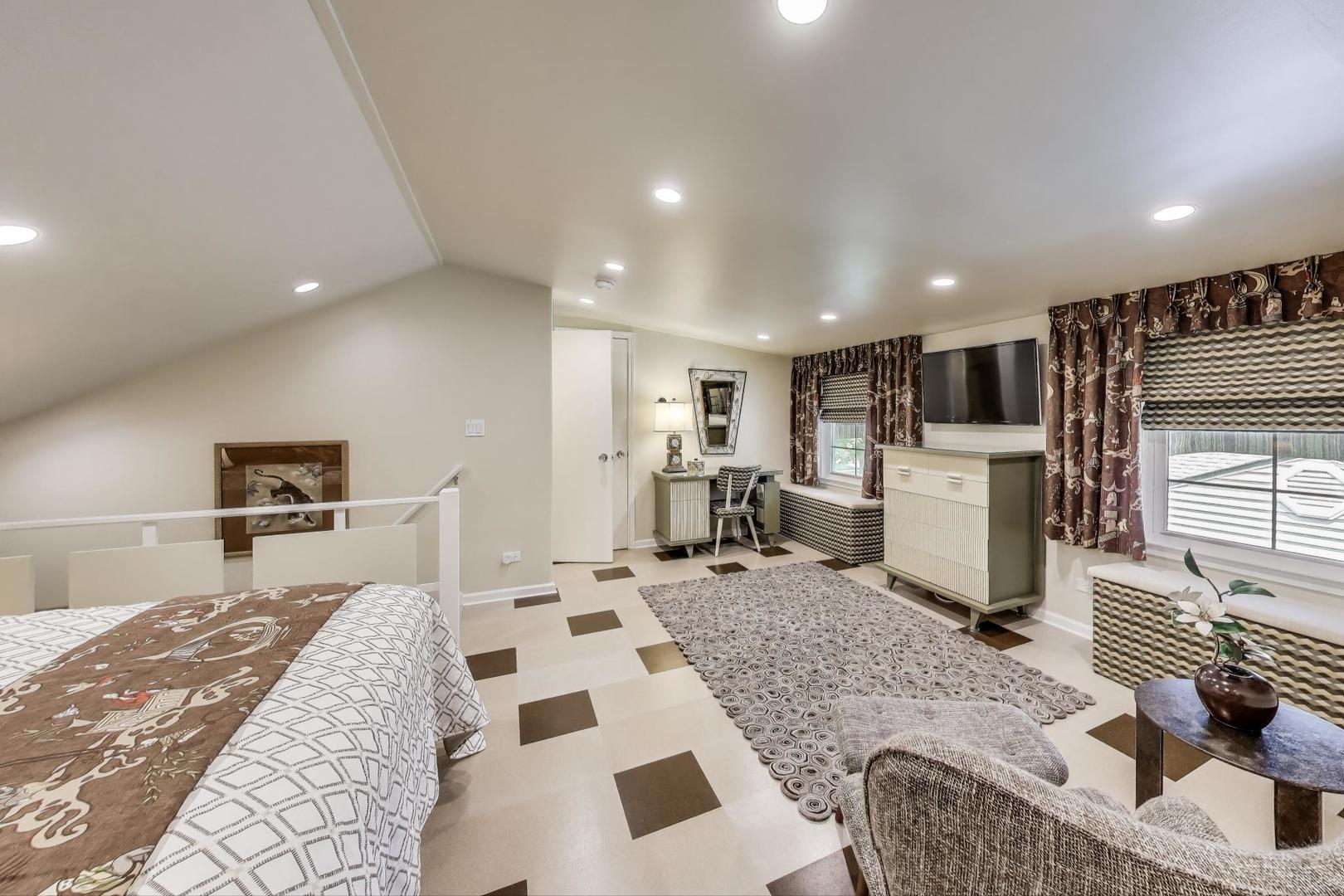 700 E Busse Avenue, Mount Prospect, IL 60056