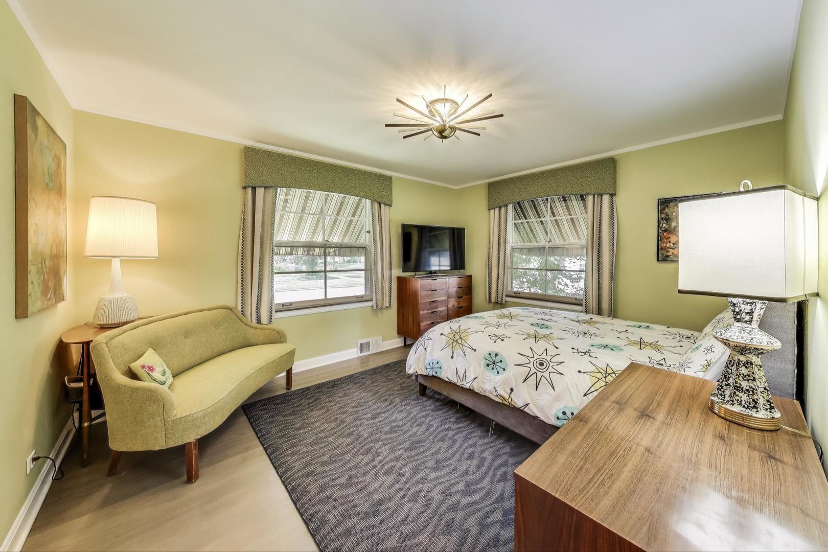 700 E Busse Avenue, Mount Prospect, IL 60056
