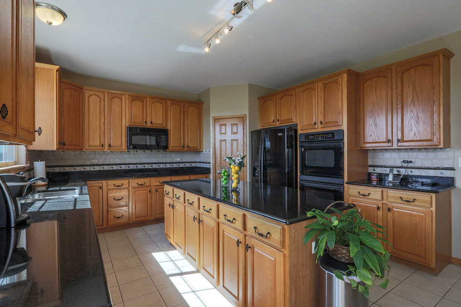 725 Kelley Drive, North Aurora, IL 60542