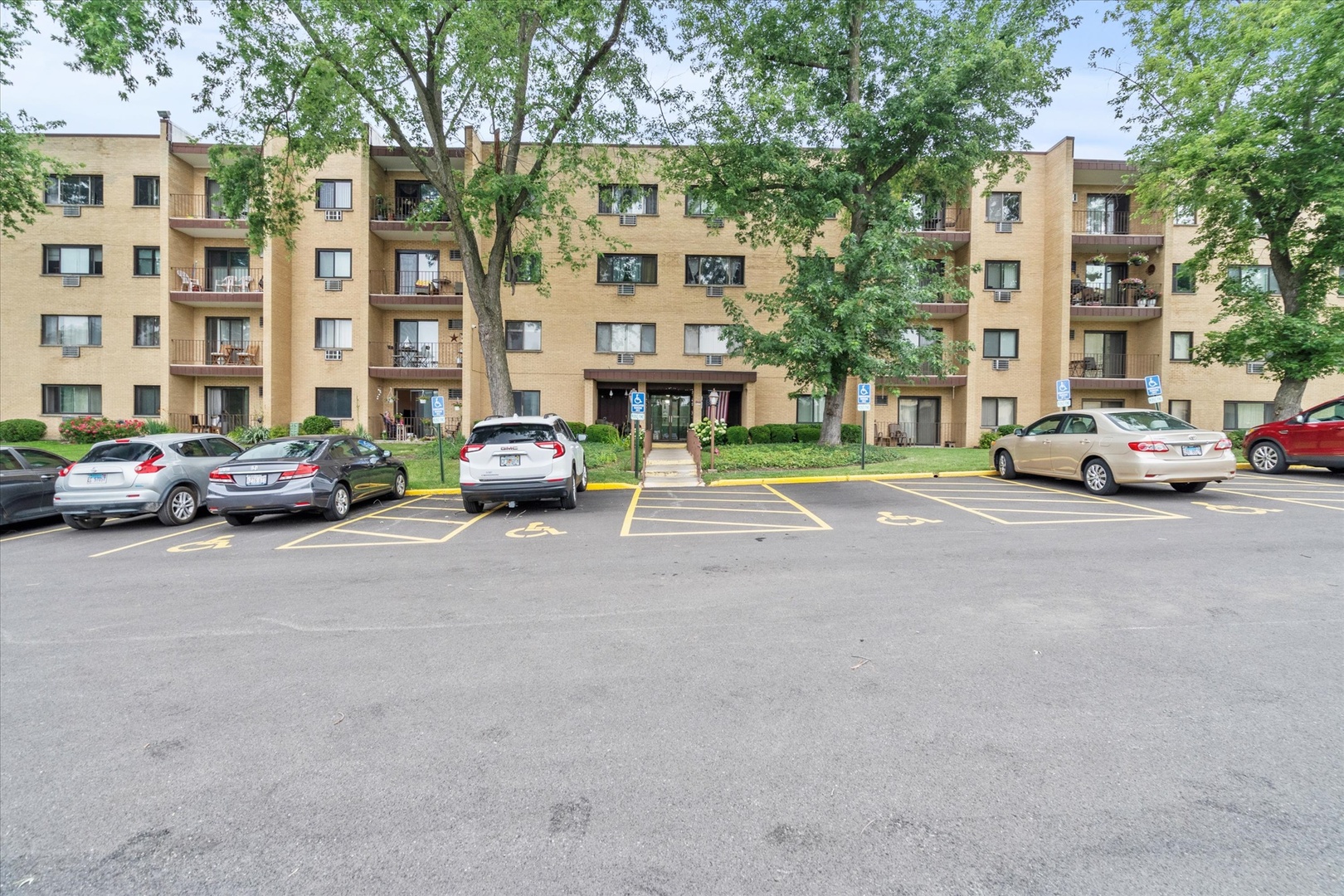 6670 S BRAINARD Avenue #303, Countryside, IL 60525