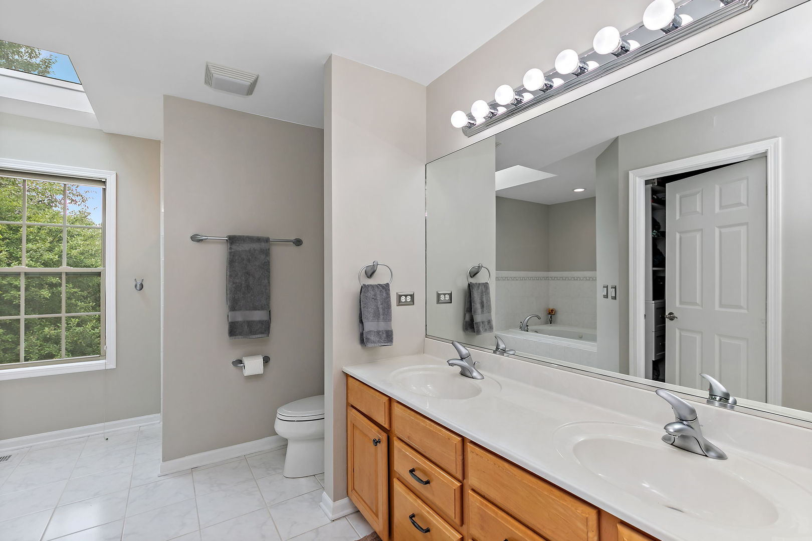 1027 Acorn Hill Lane, West Chicago, IL 60185