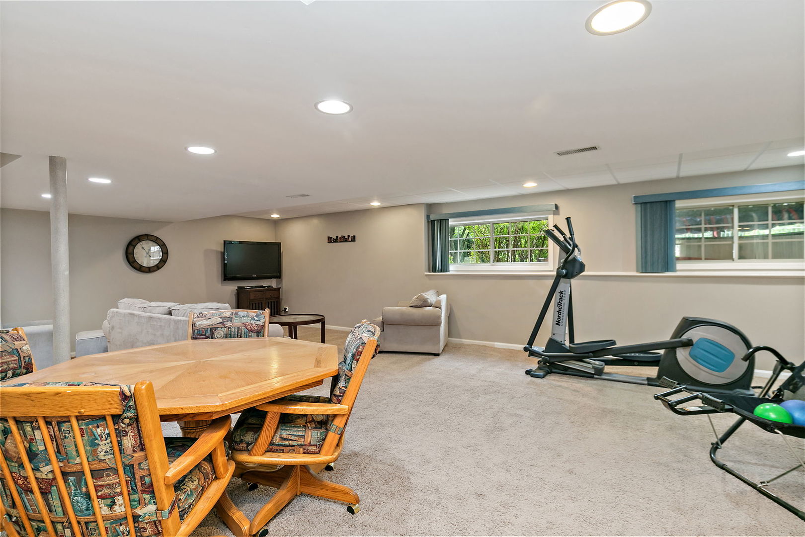 1027 Acorn Hill Lane, West Chicago, IL 60185