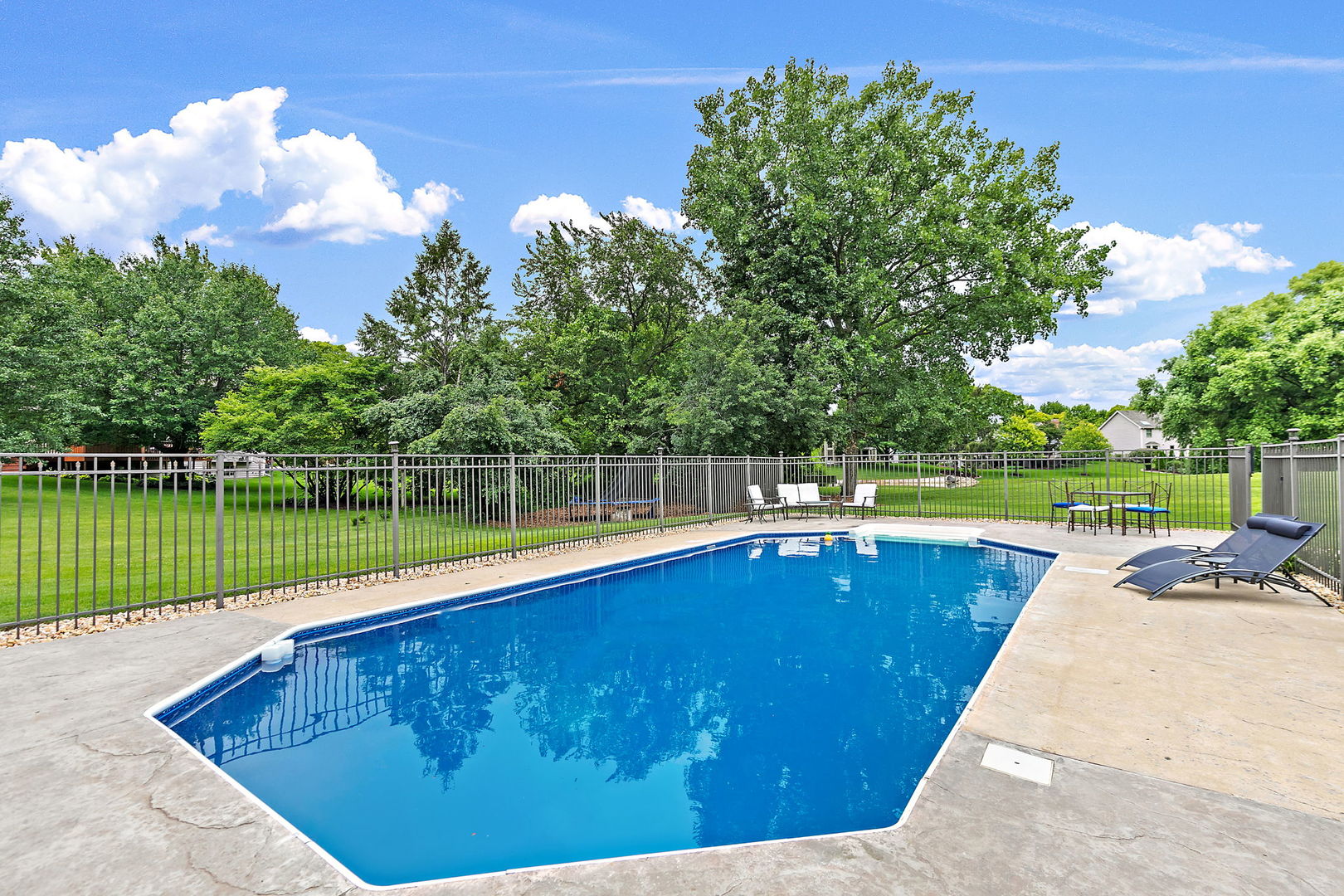 1027 Acorn Hill Lane, West Chicago, IL 60185