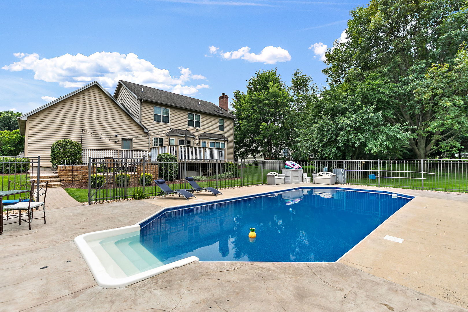 1027 Acorn Hill Lane, West Chicago, IL 60185
