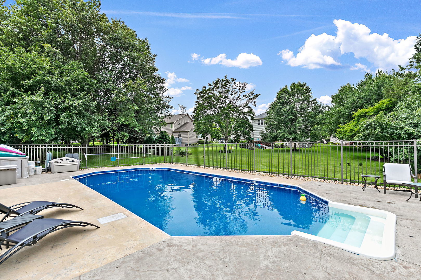 1027 Acorn Hill Lane, West Chicago, IL 60185