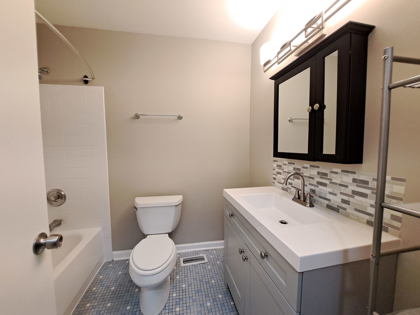 101 Emerson Drive, Schaumburg, IL 60193