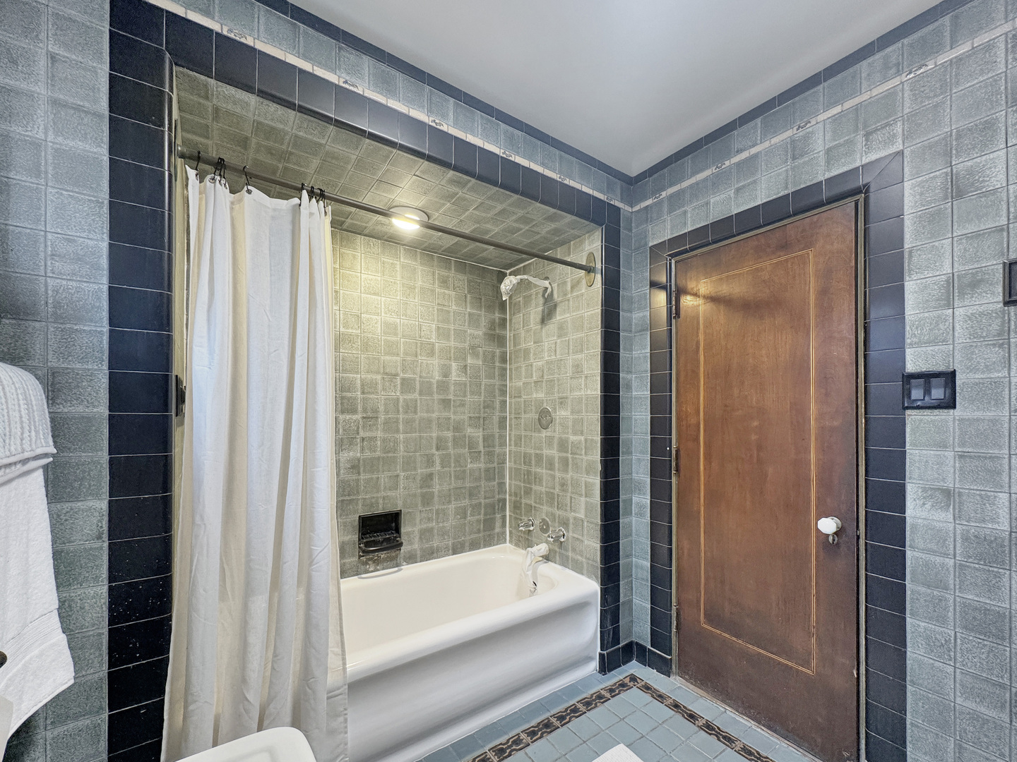6909 S Chappel Avenue, Chicago, IL 60649