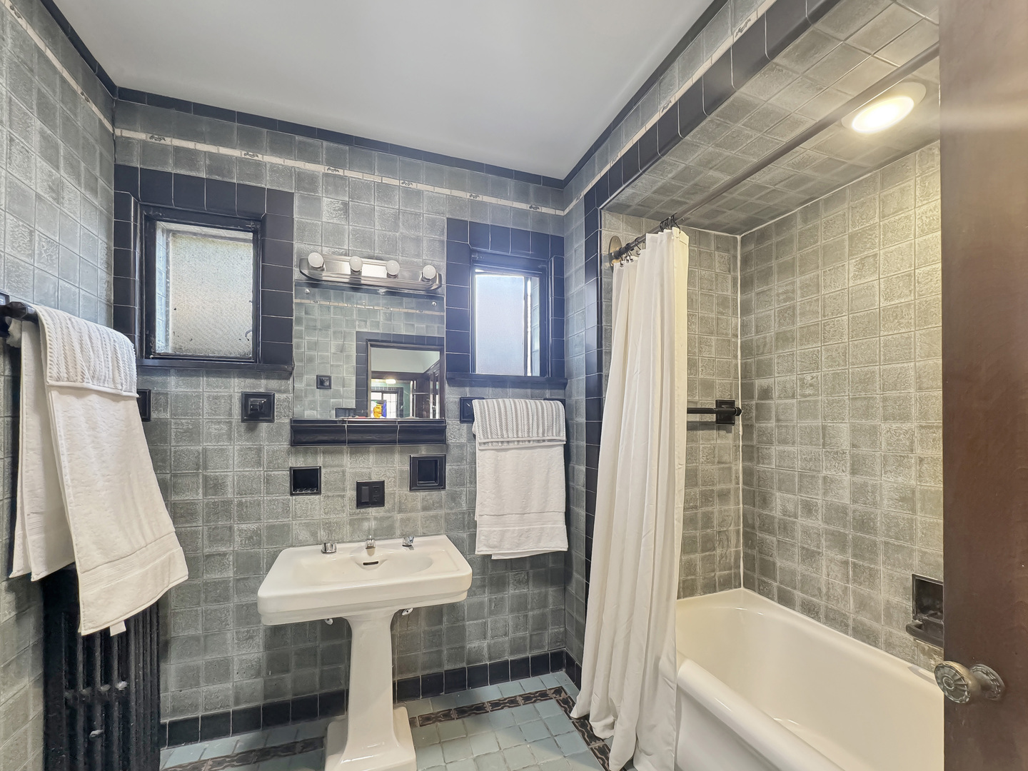 6909 S Chappel Avenue, Chicago, IL 60649