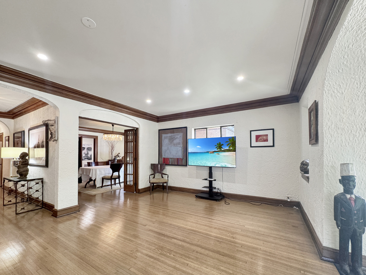 6909 S Chappel Avenue, Chicago, IL 60649