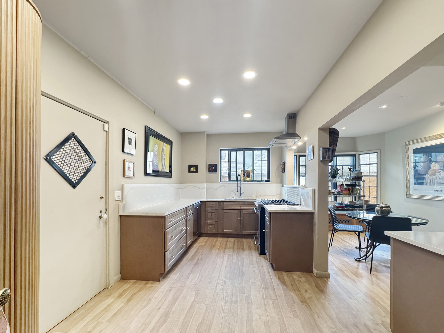 6909 S Chappel Avenue, Chicago, IL 60649