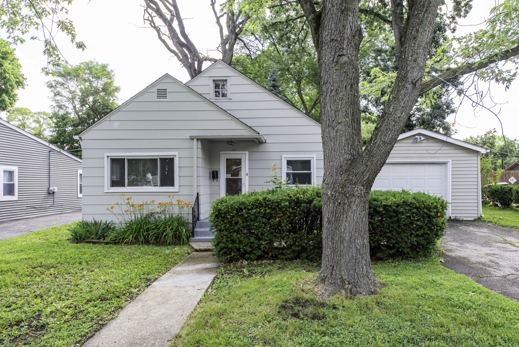 221 Kenwood Drive, Round Lake Park, IL 60073