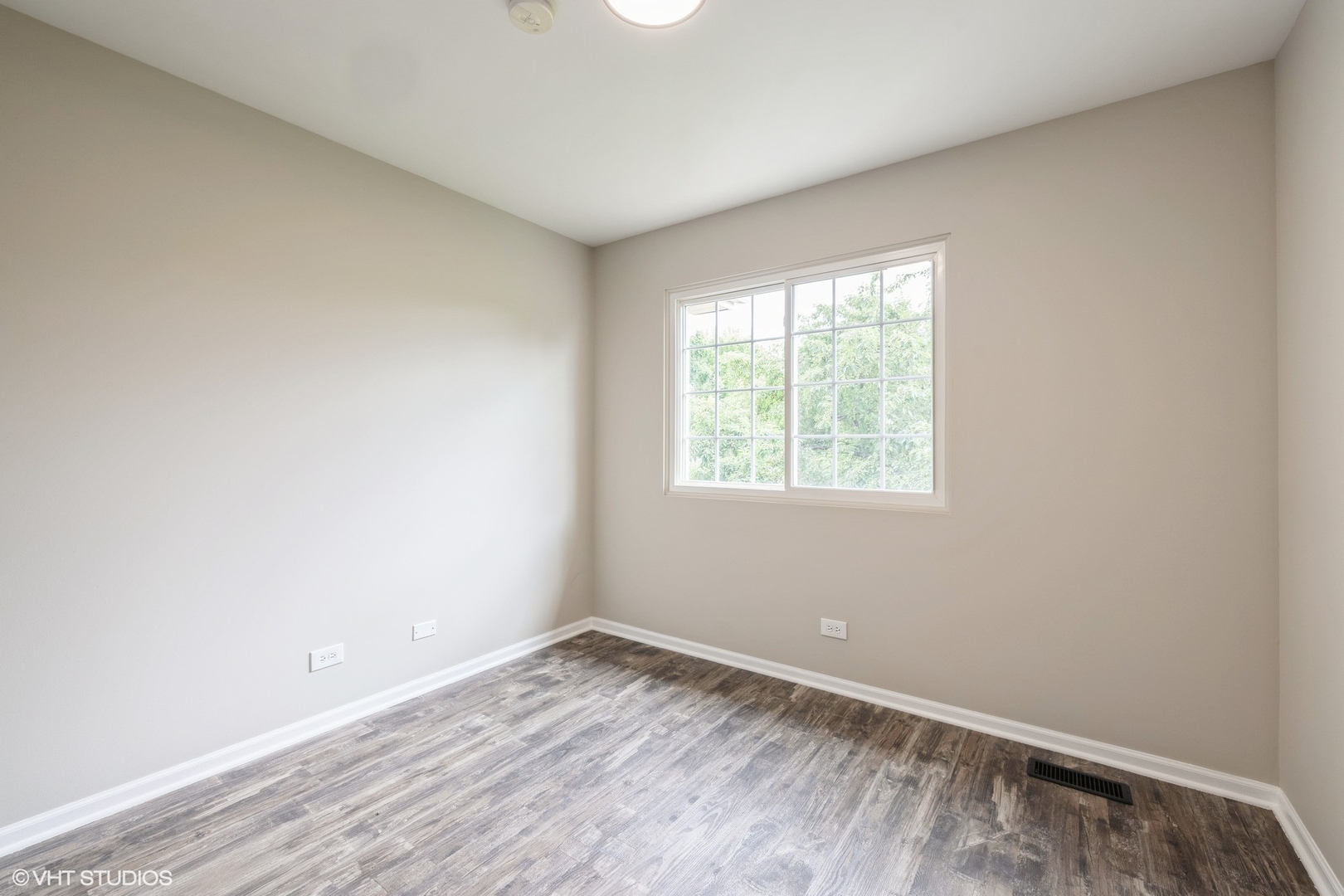 6 W Acorn Lane, Lake In The Hills, IL 60156