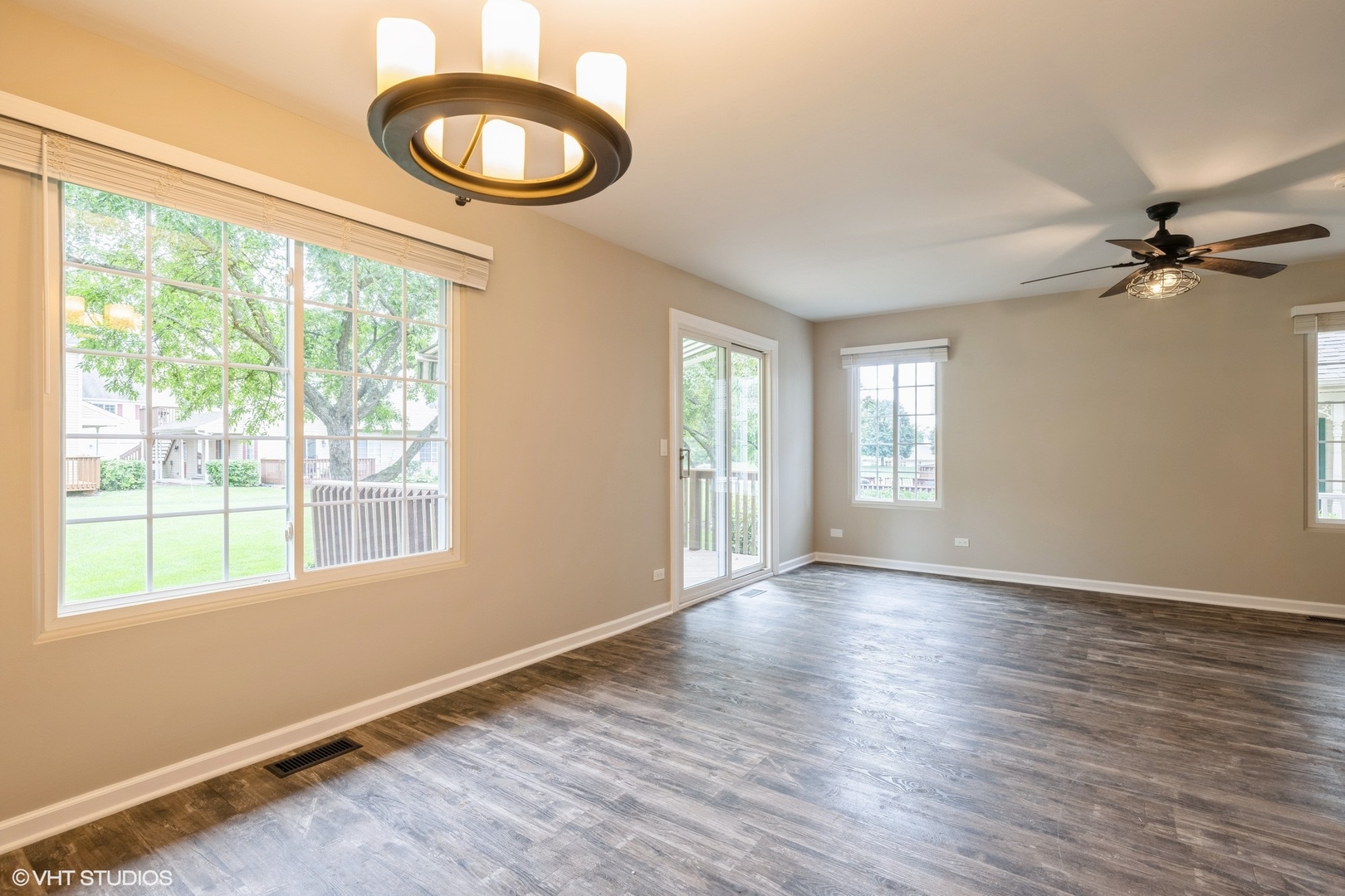 6 W Acorn Lane, Lake In The Hills, IL 60156