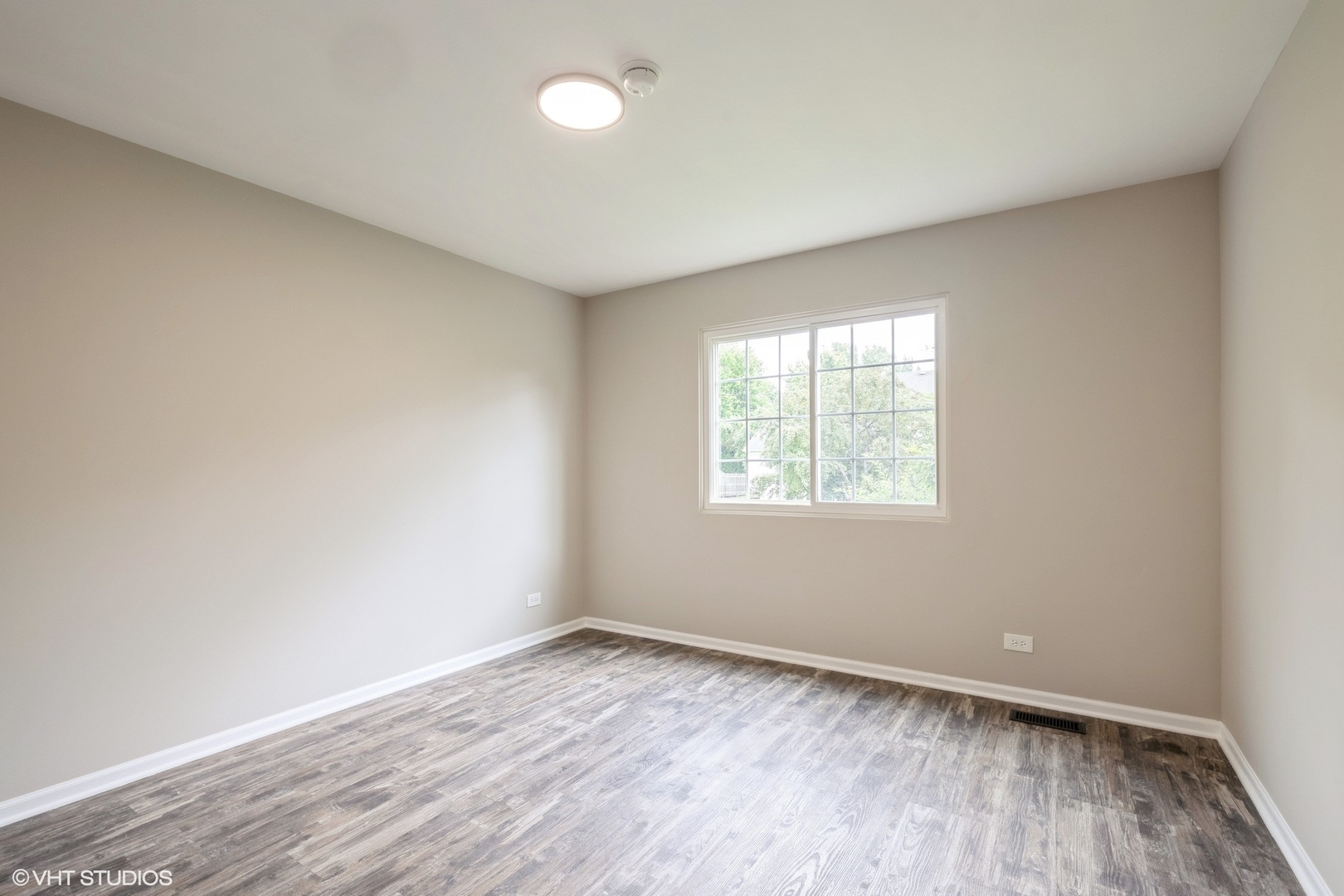 6 W Acorn Lane, Lake In The Hills, IL 60156