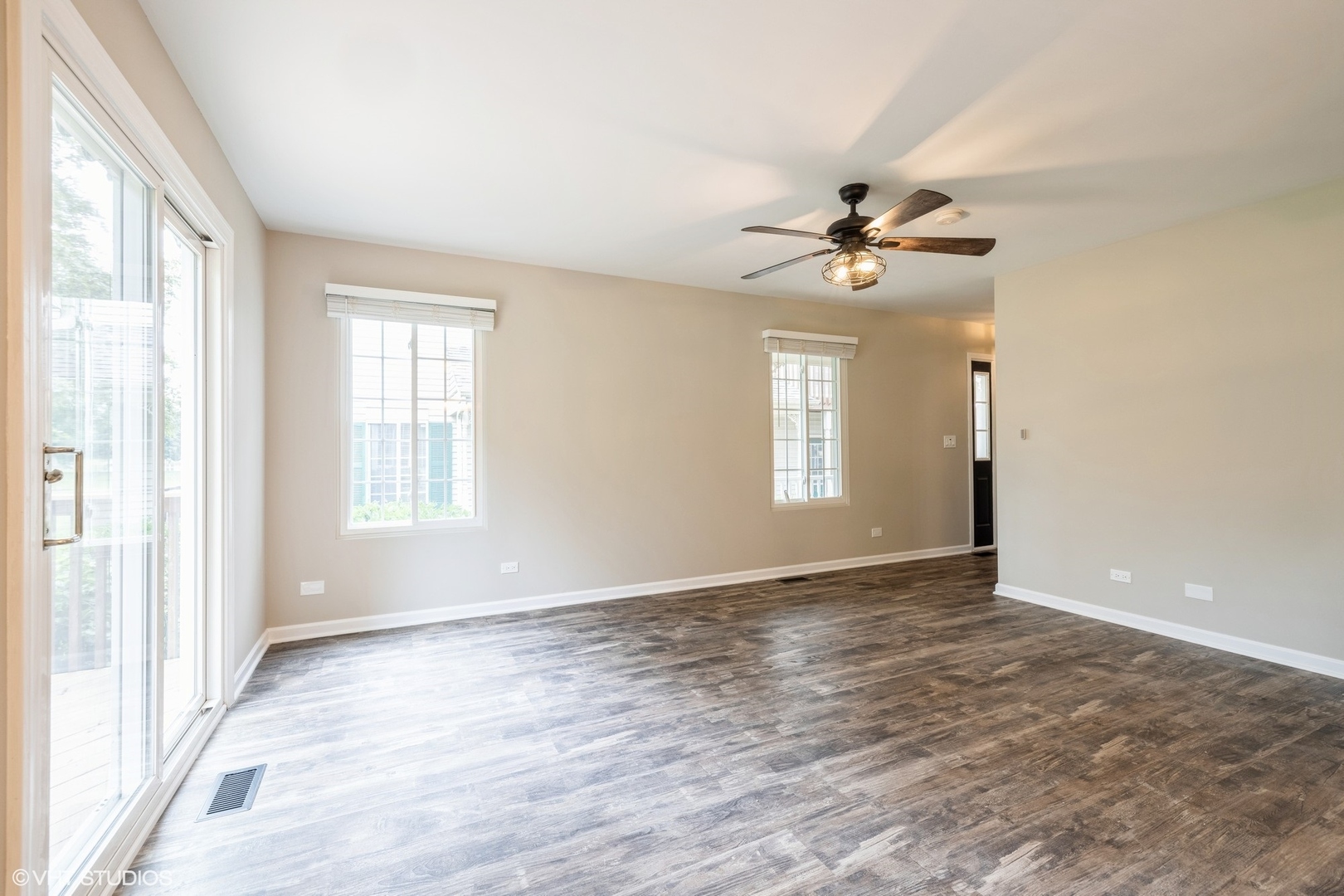 6 W Acorn Lane, Lake In The Hills, IL 60156